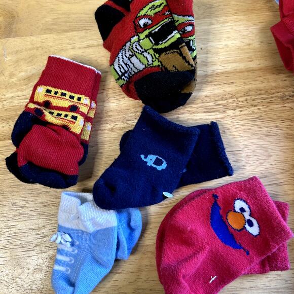 11+ pcs Baby 0-3 months clothes 5 one-piece 1 shirts 5 pairs of socks - Picture 2 of 9